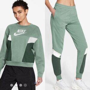 Nike Heritage Colorblocked Sweatshirt and Sweatpants Coord Set